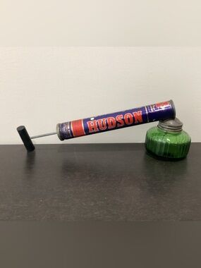 Vtg. Hudson hand-pump  bug sprayer/duster Manf. By the H.D. Hudson